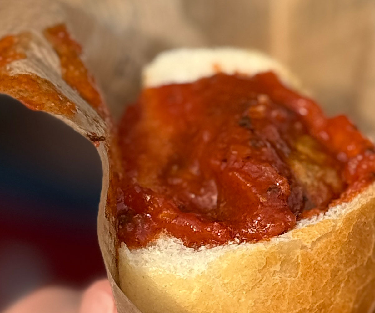 Frisch gefüllter Cuzzetiello mit Tomatensoße und Fleischbällchen