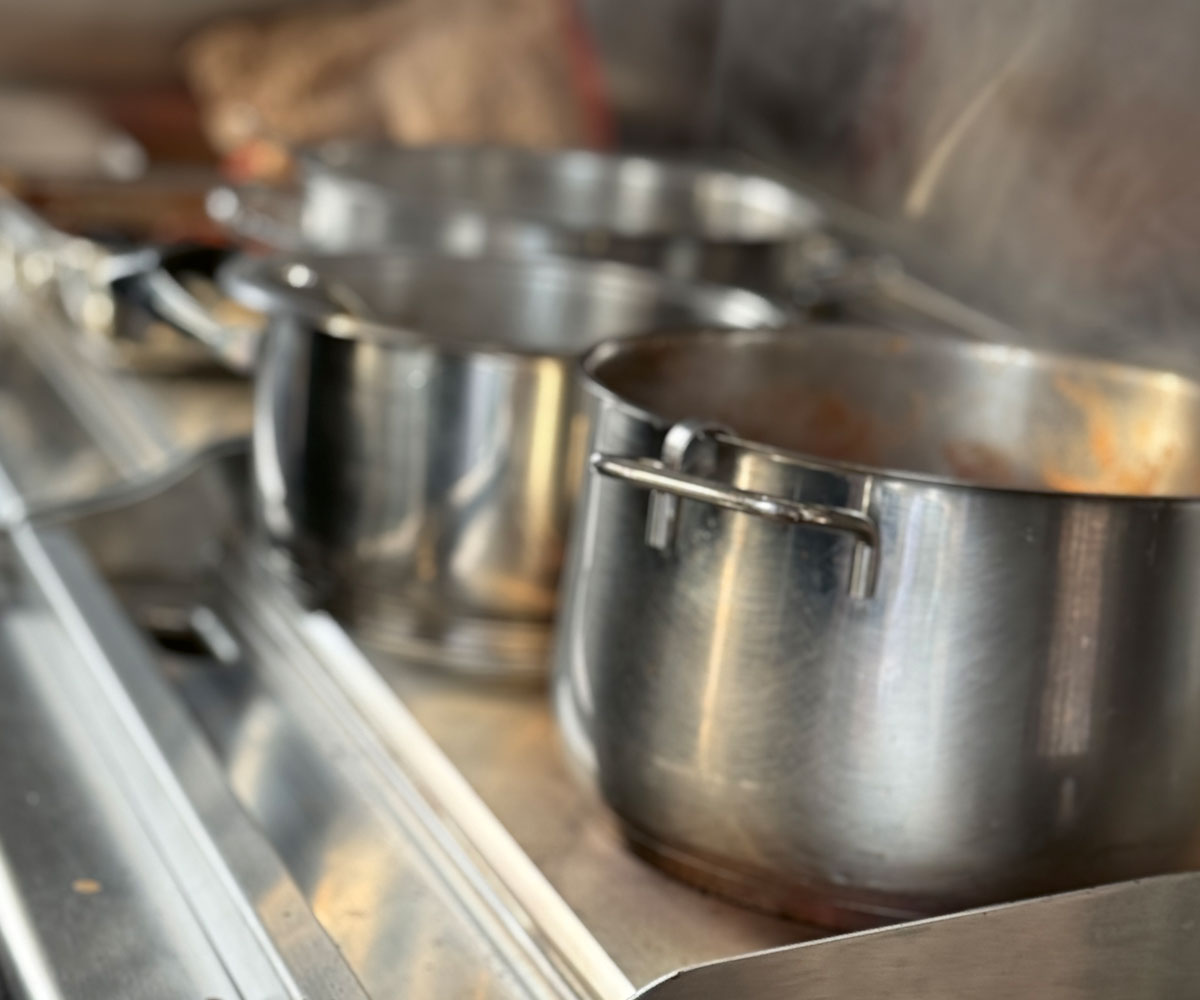 Edelstahltöpfe im Napoli-Foodtruck beim Kochen original italienischer Soßen für Cuzzetielli.